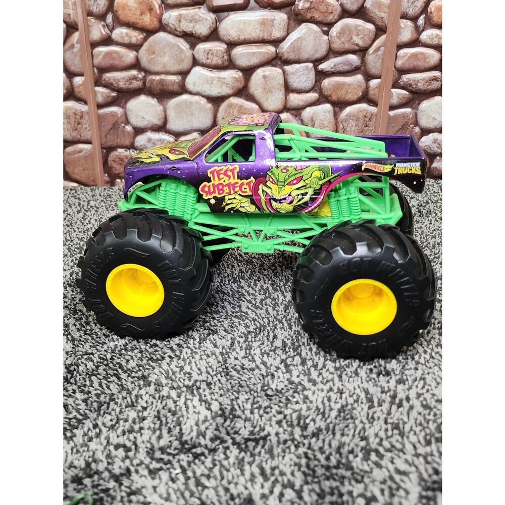 Hot Wheels Monster Truck Giant Wheels Jam "Test Subject " 1:24 #A39